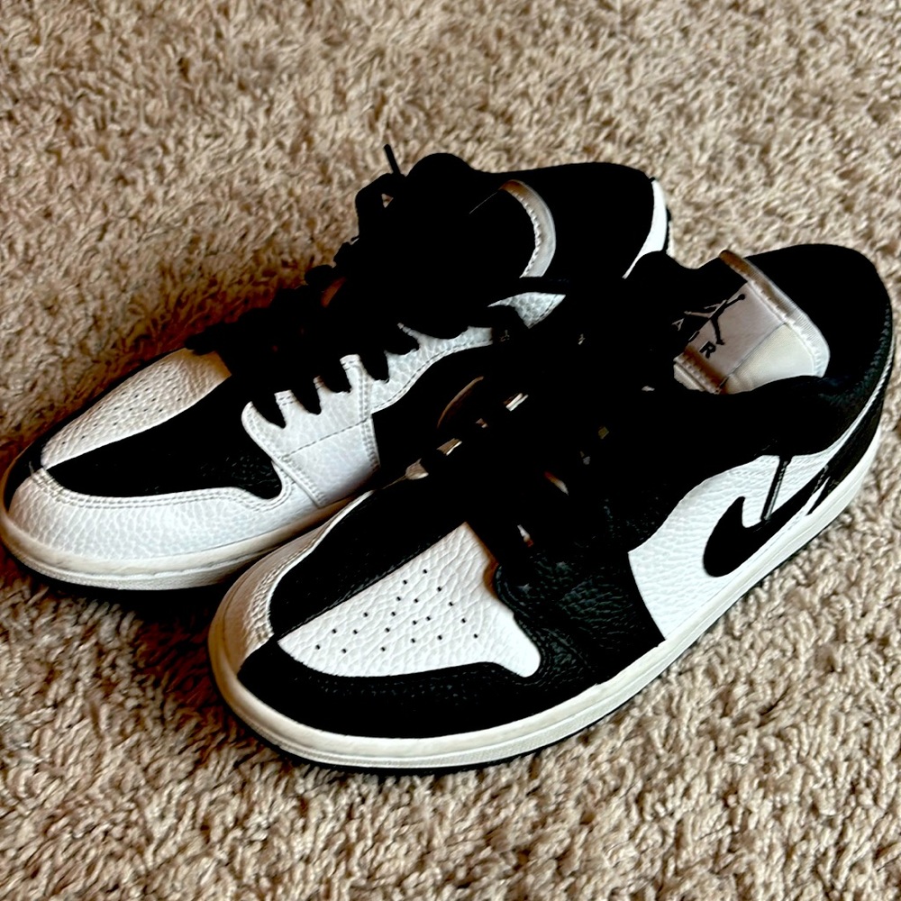 Jordan 1 Low SE Homage Split White Black 
Minimal signs of wear